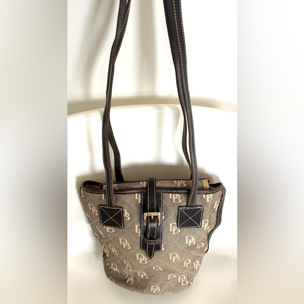 ✨Vintage Dooney & Bourke Brown Shoulder Bag with Structured Design✨ - Picture 3 of 16